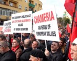Προκλητικὴ συγκέντρωση Τσάμηδων ἔξω ἀπὸ τὴν Ἑλληνικὴ Πρεσβεία στὰ Τίρανα 