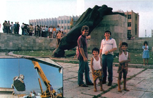 Η πτώση της κομμουνιστικης δικτατορίας και των αγαλμάτων του Ενβέρ Χότζα