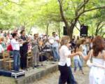 Ο Αύγουστος και τα προτερήματά του - Ήρθαν οι δικοί μας από τα ξένα, κρύφτηκαν οι αστυνομικοί και οι εθνικιστές που τρομοκρατούν τον κόσμο